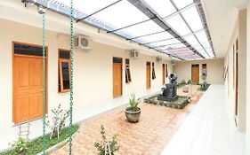 Reddoorz Near Sheikh Zayed Surakarta